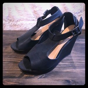 Women’s black wedges